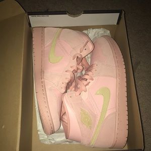 2019
Air Jordan 1 Mid 'Coral Gold'